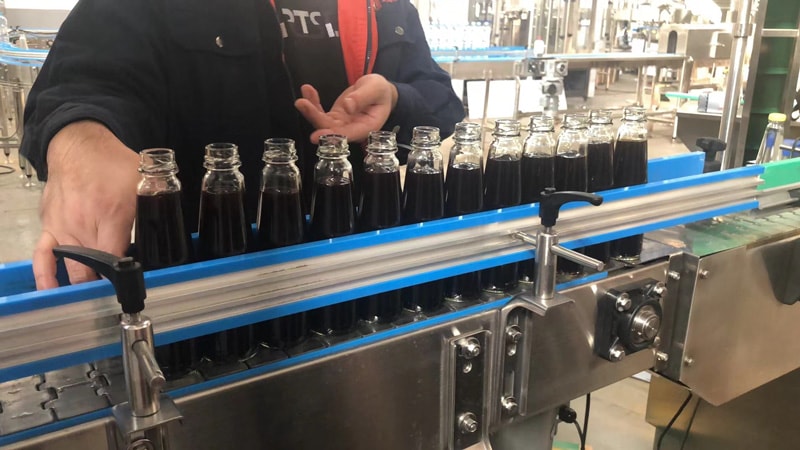 Oyster sauce filling machine.jpg Oyster sauce filling machine.jpg